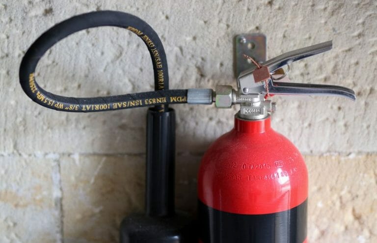 Mengenal APAR CO2: Unggul Namun Berbahaya